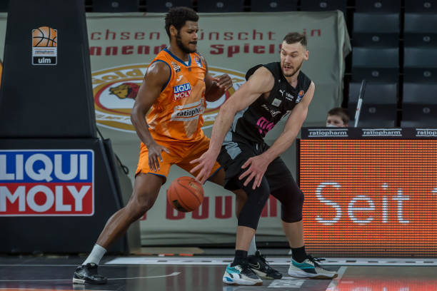 价格曲线呈 价格曲线呈